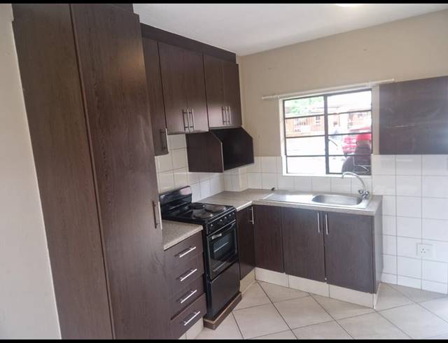 2 BEDROOM APARTMENT FOR SALE IN KEMPTON PARK